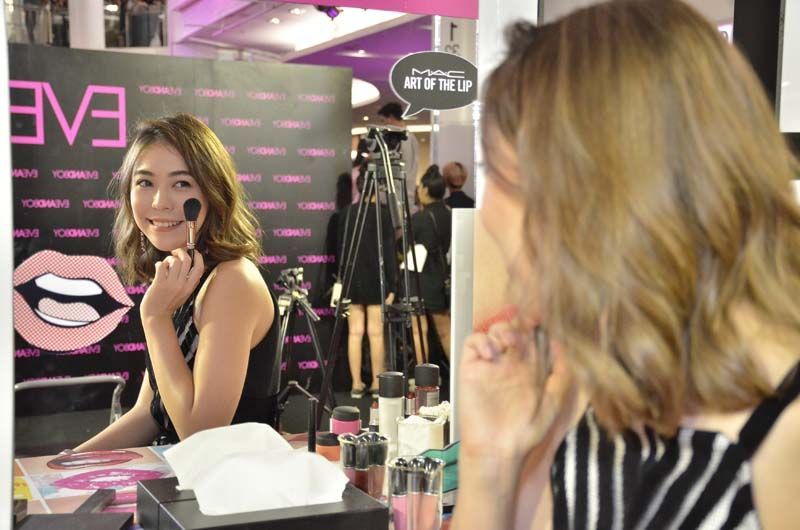 พิมพิศา จิราธิวัฒน์ ทดลองบลัชออน ที่ Makeup Bar