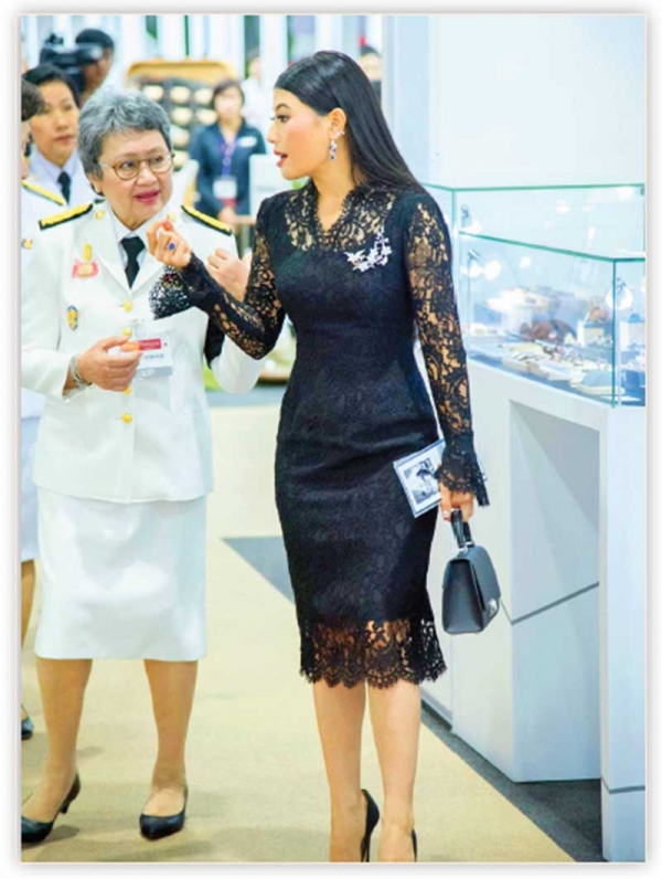 พระเจ้าหลานเธอ พระองค์เจ้าสิริวัณณวรีนารีรัตน์ ทอดพระเนตรนิทรรศการที่จัดแสดงภายในงาน