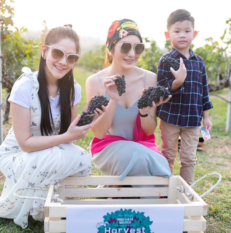 สันติมาน์ เทพหัสดิน ณ อยุธยา และ แพรวปรียา ชุมสาย ณ อยุธยา กับลูกชาย