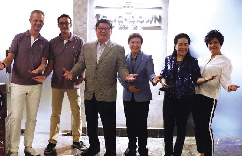 คณะผู้บริหาร เจอราลด์ฮูการ์ดี้ผจก.โรงแรม พร้อมด้วยคริสตอฟ เจอโฟรย์ผจก.ทั่วไป โรงแรมโนโวเทลสุวรรณภูมิแอร์พอร์ต, ชัยวัฒน์อุทัยวรรณ์ประธานกก.บจ.โรงแรมท่าอากาศยานสุวรรณภูมิ (รทส.), จิตติมาศ  เกตุวรวิทย์ กก.ผจก.กิจการร่วมค้า ยูนิเวอร์แซลฮอสพิแทลลิที (ยูเอช), พรรณพิมล วงศ์ทองศรี ผช.กก.ผจก. ยูเอชและกรรัตน์ โกษาคารผจก.รทส.