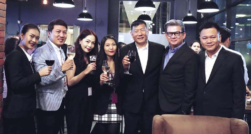 	พ.ต.ท. ปิติ ตรีกาลนนท์ ผอ.ฝ่ายอำนวยการ ท่าอากาศยานสุวรรณภูมิ และหลุยส์ มอเซอร์ ประธานคณะกรรมการดำเนินงานธุรกิจการบิน