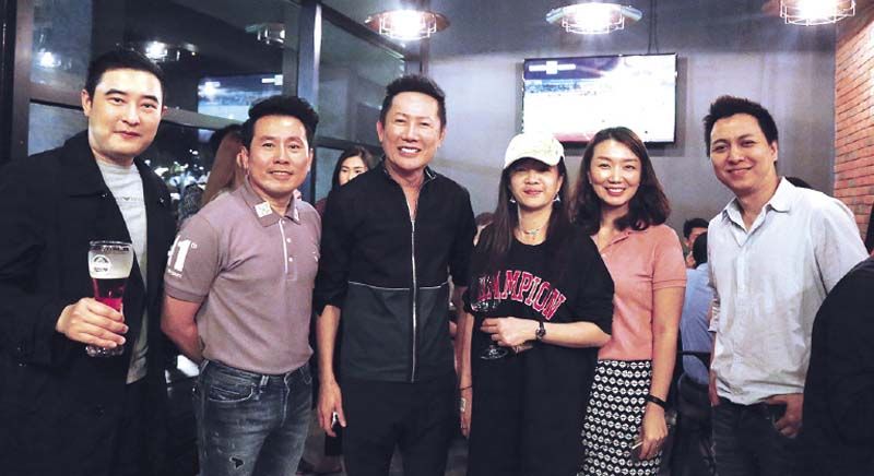 ดร.วรวีร์ ภัทรวงศ์วิสูตร, ณวัฒน์อิสรไกรศีล ,ทีมงานกองประกวดและฝ่ายขายและการตลาดของโรงแรมฯ