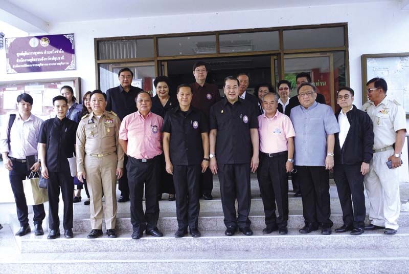 คณะกรรมการมูลนิธิอาสาเพื่อนพึ่ง (ภาฯ) ยามยาก สภากาชาดไทย นำโดย ศ.พิเศษ ดร.สุรเกียรติ์ เสถียรไทย  
รองประธานที่ปรึกษามูลนิธิฯ ,ศ.กิตติคุณ นพ.ดำรง เหรียญประยูร รองประธานมูลนิธิฯ พร้อมด้วย ท่านผู้หญิงเพ็ญศรี วัชโรทัย ,ศ.พิเศษ ธงทอง จันทรางศุ,สาโรจน์ พรประภา,นงลักษณ์  พงศ์พิสุทธิ์ ,อดิศักดิ์ ภาณุพงศ์,สรจักร เกษมสุวรรณ,ดร.อาทร จันทวิมล ,วีระศักดิ์ โควสุรัตน์รมว.กระทรวงการท่องเที่ยวและกีฬา,สายสม วงศาสุลักษณ์,ดร.รอยล จิตรดอน ประธานกรรมการปฏิรูปประเทศด้านทรัพยากรธรรมชาติและสิ่งแวดล้อม และคณะเจ้าหน้าที่มูลนิธิฯ เยี่ยมชมการบริหารจัดการน้ำชุมชน ตามแนวพระราชดำริ ชุมชนคลองรังสิต 
