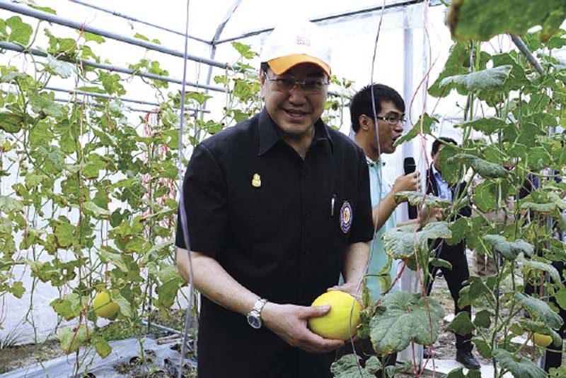 ศ.พิเศษ ดร.สุรเกียรติ์ เสถียรไทย ชื่นชมการเกษตรผสมผสาน 