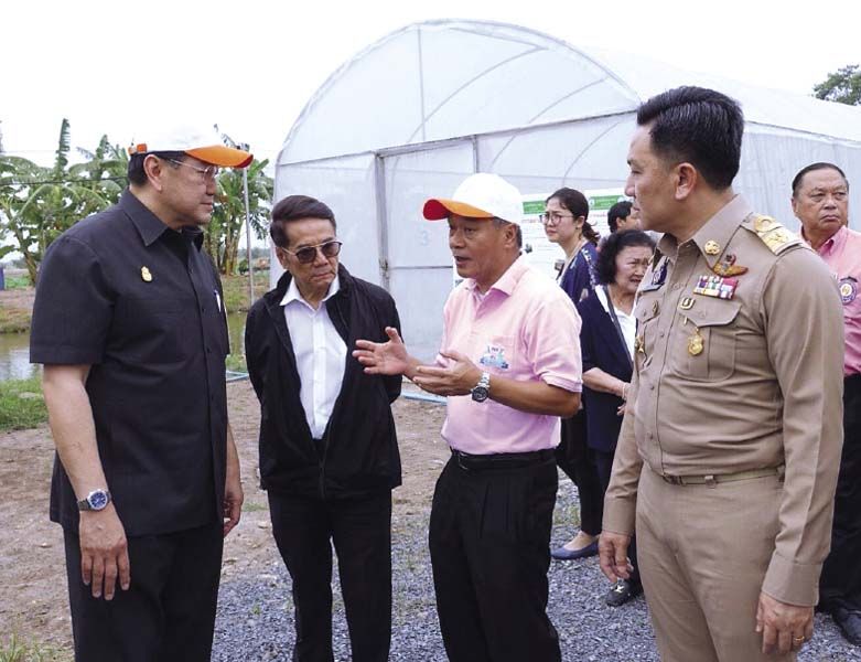 ร่วมเยี่ยมชมภายในพื้นที่ชุมชนคลองรังสิตพร้อมพูดคุยกับดร.รอยล จิตรดอน