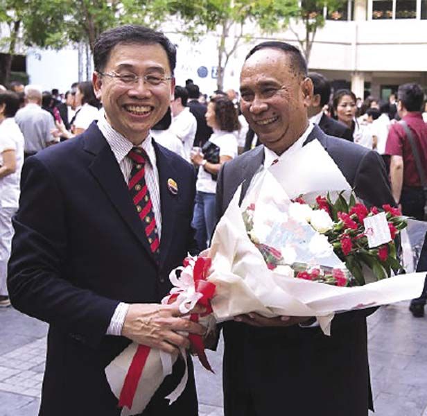 ศ.ดร.อุดม รัฐอมฤต กับ พล.ท.กรทิพย์ ดาโรจน์ รักษาราชการในตำแหน่ง เลขาธิการ ป.ป.ท. ศิษย์เก่านิติโดม รุ่น 2520