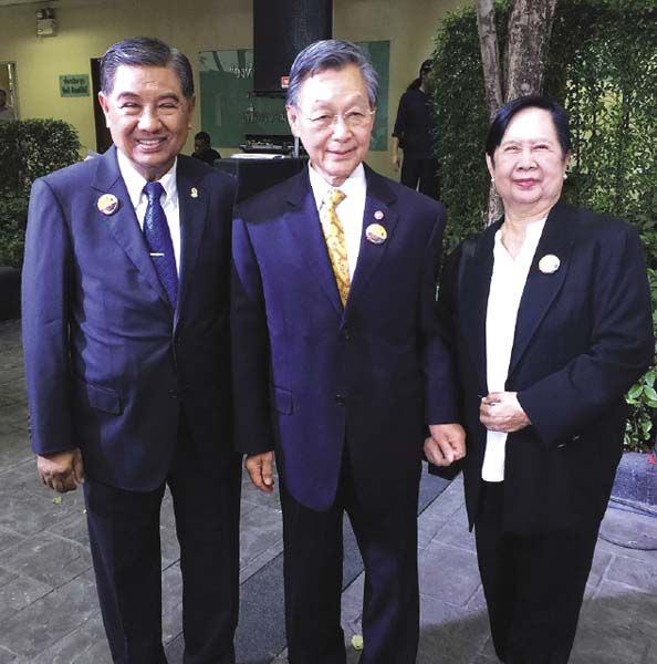 ศ.พิเศษ เรวัต ฉ่ำเฉลิม ศิษย์เก่านิติโดม พร้อมด้วย ชวน หลีกภัย ศิษย์เก่าดีเด่น