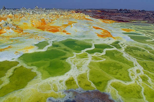 ภูเขาไฟดาลลอล สูง 50 เมตร จากระดับน้ำทะเล อยู่ทางตอนเหนือของเอธิโอเปีย อุณหภูมิในบริเวณนี้มีความร้อนสูงจนไม่เหมาะแก่การอยู่อาศัย เป็นหนึ่งในสถานที่ที่อยู่ห่างไกลที่สุดในโลก ทั้งยังอยู่ใกล้ชายแดนที่มีความขัดแย้ง นักท่องเที่ยวที่อยากจะลองไปเหยียบ ดาลลอล ต้องอาศัยยานพาหนะติดอาวุธ เพราะอาจถูกทำร้ายจากกองโจรได้!