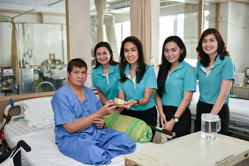 ให้กำลังใจพี่ๆ ทหารที่โรงพยาบาลทหารผ่านศึก