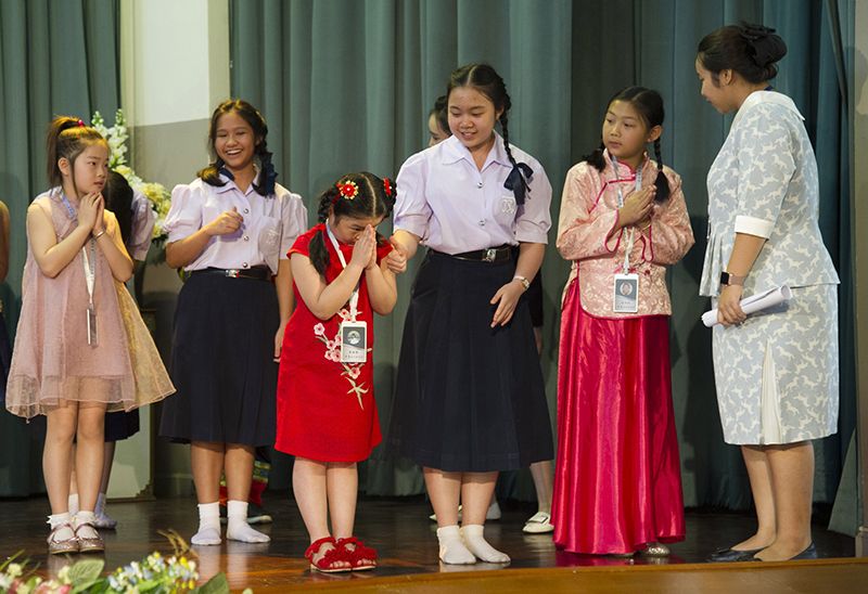 การสอนมารยาทตามแบบฉบับกุลสตรีไทยโรงเรียนราชินีบนให้แก่คณะทูตวัฒนธรรมฯ
