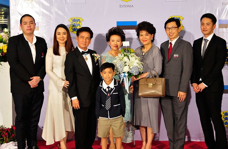 ดร.วีระชัย-ทิพวรรณ เตชะวิจิตร์ และบุตรสาว ขวัญชนก เตชะวิจิตร์ ผอ.โรงเรียนนานาชาติเดอะรีเจ้นท์ ร่วมถ่ายรูปกับดร.รัชนีพร พุคยาภรณ์ พุกกะมาน อธิการบดี ม.ศรีปทุม, เกรียงไกร บุศยาภรณ์, ผศ.ดร.วิรัช เลิศไพฑูรย์พันธ์
