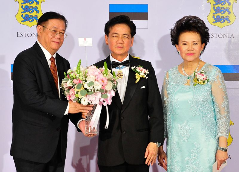 ผู้แทน นวลพรรณ ล่ำซำ กงสุลกิตติมศักดิ์สาธารณรัฐลิทัวเนียประจำประเทศไทย มอบดอกไม้แสดงความยินดี

