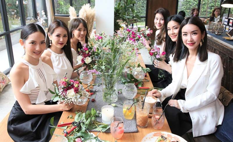 สาวๆ ร่วมกิจกรรมเวิร์กช็อปการจัดดอกไม้