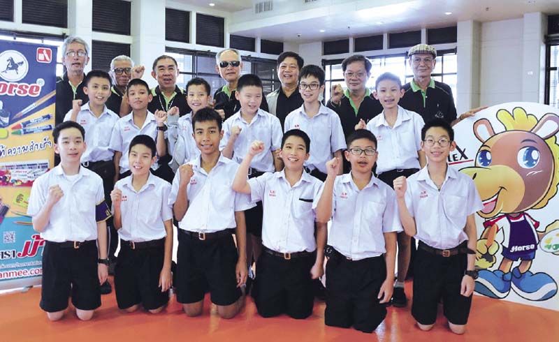 คนสองวัยที่มีใจรักศิลปะ คณะครูจากสมาคมครูประถมศึกษาถ่ายทอดความรู้ด้านศิลปะให้น้องๆกรุงเทพคริสเตียน