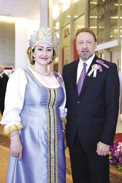 คีริลล์บาร์สกี้ ออท.รัสเซียและคู่สมรสมิสซิสโอลก้า บาร์สการ์ย่า ประธานจัดงานออกร้านฯ 