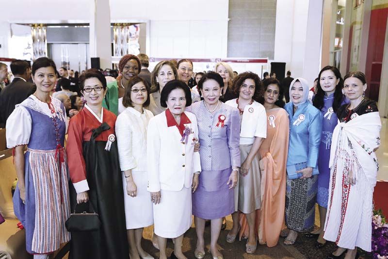 ม.ร.ว. ปรียางค์ศรี วัฒนคุณ พร้อมด้วยคณะภริยาทูต