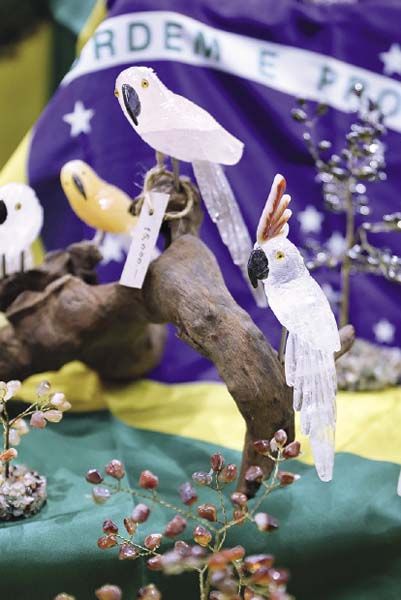 สินค้าจากสถานทูตต่างๆที่นามาจำหน่ายภายในงานออกร้านภริยาทูตครั้งที่ 51 ประจาปี 2561 