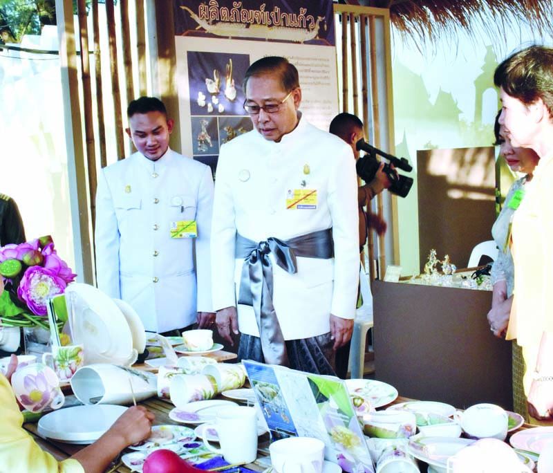 สมเด็จพระเจ้าอยู่หัว ทรงพระกรุณาโปรดเกล้าฯ ให้ พล.อ.อ.ชลิต พุกผาสุข องคมนตรี ไปตรวจเยี่ยม
กิจกรรมภายในงาน “อุ่นไอรัก...คลายความหนาว”