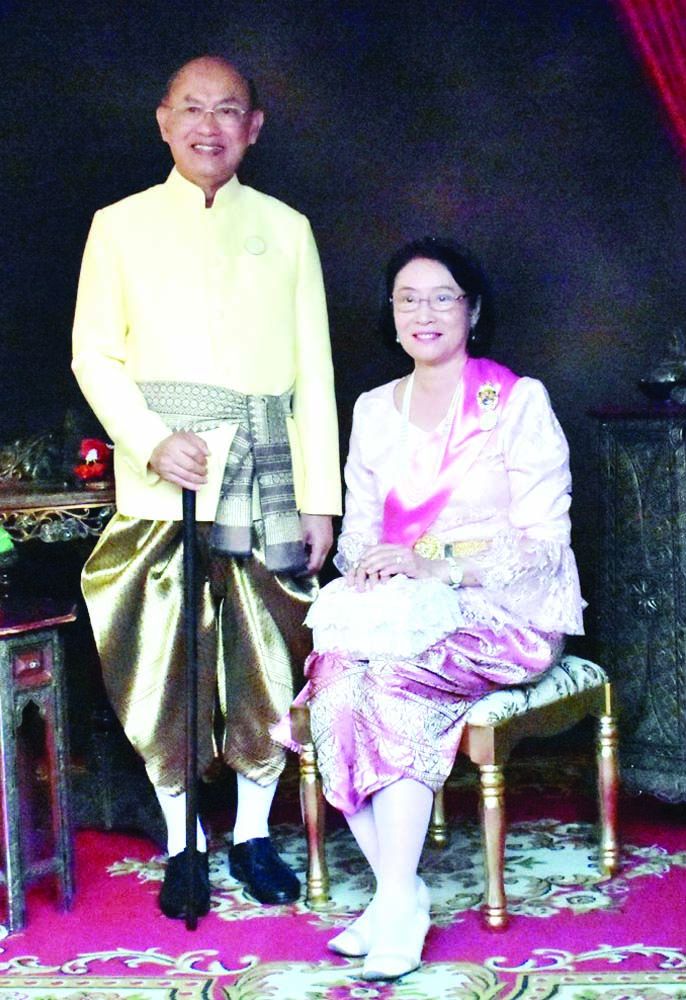 องคมนตรี นพ.เกษม-คุณหญิงรัชนีวรรณ วัฒนชัย ถ่ายภาพย้อนยุคในงาน “อุ่นไอรัก...คลายความหนาว”
