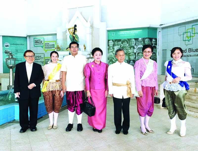 ชวน หลีกภัย ประธานสภาที่ปรึกษาพรรค ปชป. พร้อมด้วย ดร.คุณหญิงกัลยา โสภณพนิช และคณะมาร่วมงาน “อุ่นไอรัก...คลายความหนาว”