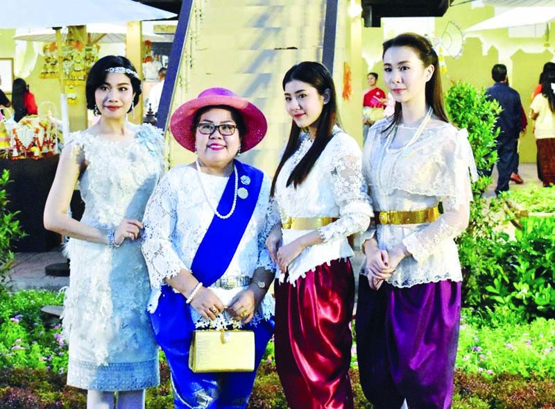 ประชาชนแต่งกายย้อนยุคอย่างสวยงามเข้าร่วมงาน พร้อมถ่ายรูปเก๋ๆ