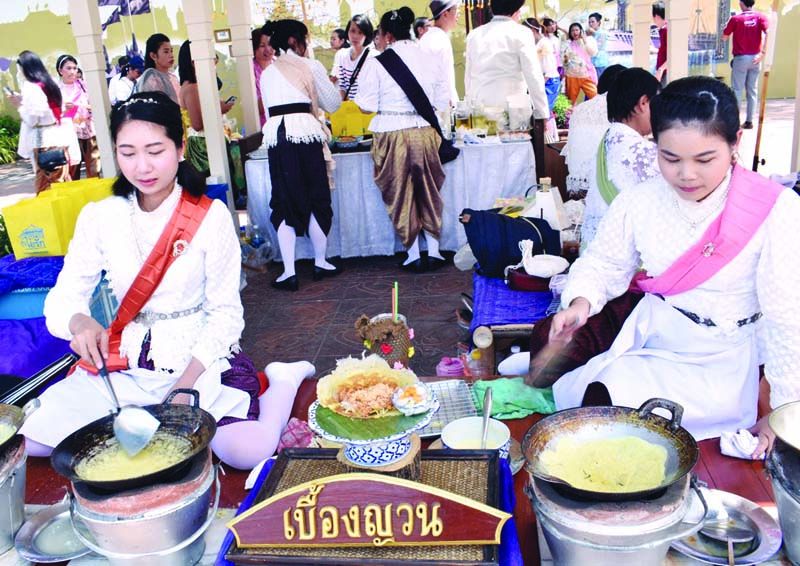ภายในงาน มีร้านค้ามากมายให้เลือกช็อป เลือกชิม เลือกซื้อ อย่างเพลิดเพลินเจริญใจ