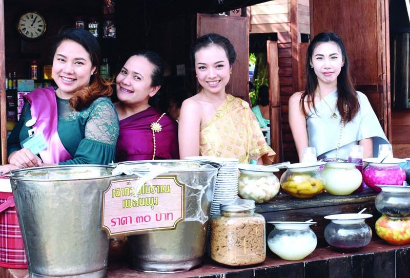 ภายในงาน มีร้านค้ามากมายให้เลือกช็อป เลือกชิม เลือกซื้อ อย่างเพลิดเพลินเจริญใจ