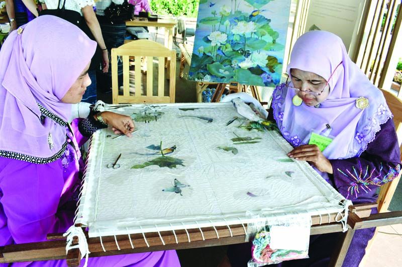 ภายในงาน มีร้านค้ามากมายให้เลือกช็อป เลือกชิม เลือกซื้อ อย่างเพลิดเพลินเจริญใจ