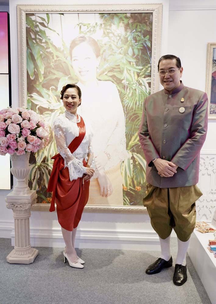 ฉายพระรูปร่วมกับ ศ.(พิเศษ) ดร.สุรเกียรติ์ เสถียรไทย รองประธานที่ปรึกษามูลนิธิฯ