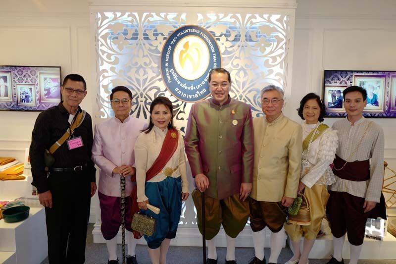 ศ.(พิเศษ) ดร.สุรเกียรติ์ เสถียรไทย รองประธานที่ปรึกษามูลนิธิฯ และคณะกรรมการมูลนิธิ อาทิ รศ.ดร.นพ.พิชิต สุวรรณประกร, อดิศักดิ์-สิริพร ภาณุพงศ์, ศ.พิเศษ ดร.กิตติพงษ์ กิตยารักษ์