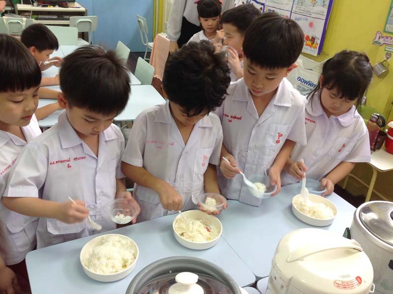 ช่วยกันชิมข้าวว่าสุกพอดีหรือไม่