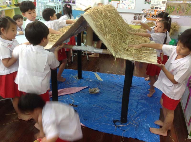 เด็กๆ ช่วยกันเนรมิตห้องเรียนให้กลายเป็นทุ่งนา