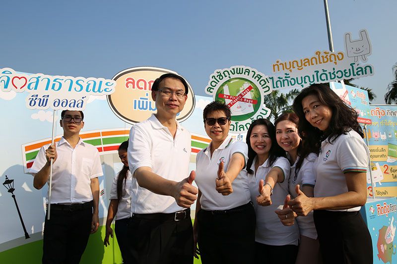 ยุทธศักดิ์ ภูมิสุรกุล ประธานพุทธปัญญาชมรม นำบรรดาพนักงานร่วมทำบุญและร่วมกิจกรรม “ลดถุง เพิ่มบุญ”