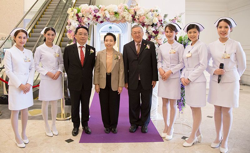 นพ.ปิยภัทร นภวัชรกุล ผอ.โรงพยาบาลบีเอ็นเอช, พญ.สมสิริ สกลสัตยาทร และพล.ท.นพ.เชิดชัย เจียมไชยศรี ถ่ายภาพร่วมกัน