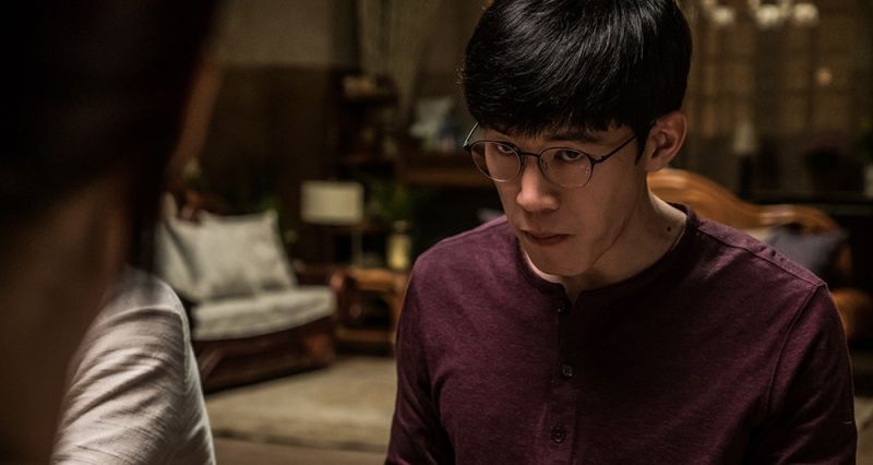 ความทรงจำพิศวง (Forgotten)
จินซอกย้ายไปอยู่ที่บ้านหลังใหม่กับครอบครัวที่มีพ่อ แม่ และพี่ชายที่สนิทมาก แต่แล้ววันหนึ่งพี่ชายเขาก็ถูกลักพาตัวไปและกลับมาใน 19 วันให้หลัง ทว่าจินซอกกลับสัมผัสได้ถึงบางอย่างที่เปลี่ยนไป ราวกับคนคนนี้ไม่ใช่พี่ชายของเขาเอง แม้ว่าเรื่องนี้จะไม่ได้มีความสยองขวัญชวนขนหัวลุกอะไรมากมายนัก แต่บรรยากาศความน่าสงสัยที่คุกรุ่นขึ้นในทุกขณะของเรื่องก็ช่วยทำให้เราได้กลับมาสำรวจความคิดและความทรงจำของตัวเองอีกครั้งว่าเราซื่อสัตย์กับตัวเองมากแค่ไหน