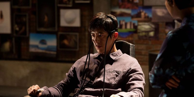 ลูซิด ดรีมส์ (Lucid Dream)
ลูซิด ดรีมส์ (Lucid Dream) เล่าเรื่องราวของแดโฮ นักข่าวหัวแข็งที่ต้องออกตามหาตัวลูกชายที่หายไปอย่างไร้ร่องรอย เวลากว่า 3 ปีผ่านไปไม่มีความคืบหน้าใดๆ จากทางตำรวจ เขาจึงหันไปพึ่งพาเพื่อนผู้แนะนำให้เขาได้รู้จักกับ “ลูซิด ดรีมส์” หรือการควบคุมความฝันเพื่อนำไปใช้ย้อนเวลาความคิดและตามแกะรอยหาลูกชายของเขาด้วยตัวเอง ภาพยนตร์เรื่องนี้ใช้ความฝันเป็นเครื่องมือในการสะท้อนความต้องการลึกๆ ในใจของคน ตัดสลับกับภาพความจริงที่ดำเนินคู่ขนานกันไป ทำให้เราได้ทบทวนกับตัวเองอีกครั้งถึงเส้นแบ่งระหว่างสองสิ่งนี้