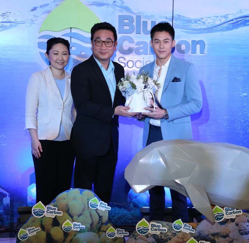 หมาก-ปริญ สุภารัตน์ พระเอกชื่อดังมอบดอกไม้แสดงความยินดี