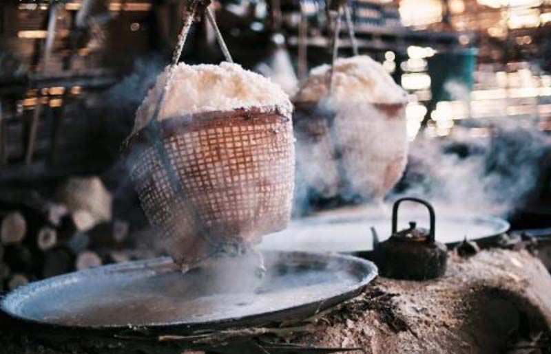 การทำเกลือสินเธาว์ที่บ้านบ่อเกลือ