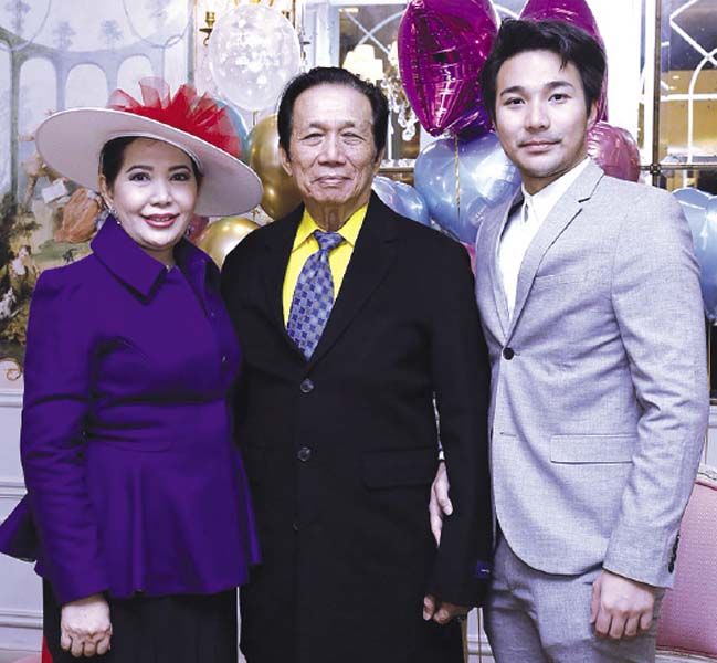 ม.ล.ปุญยนุช เกษมสันต์ -สุรัศมิ์พรรณ  ดุลยจินดากับลูกชายคนโต กษิดิศ ดุลยจินดา