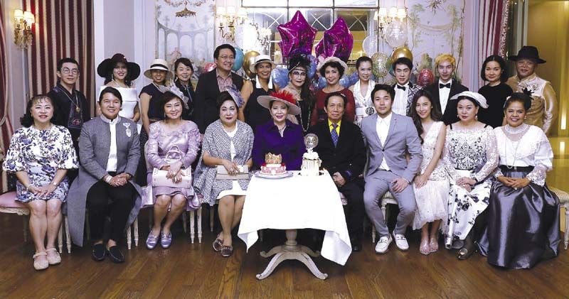 สองเจ้าของวันเกิด ม.ล.ปุญยนุช เกษมสันต์ -สุรัศมิ์พรรณ  ดุลยจินดาท่ามกลางมิตรสนิทและแขกเหรื่อมาร่วม
แสดงความยินดีอย่างอบอุ่นเป็นกันเอง
