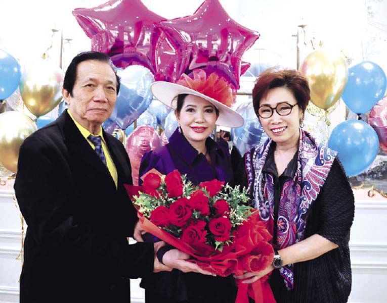 วิภาดา ธรรมาวรานุคุปต์  มอบดอกไม้อวยพรให้เจ้าภาพ