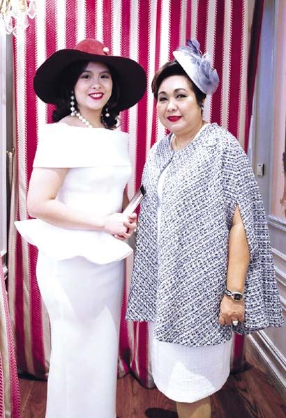 ร.ท.(หญิง) ทญ.เพียงอัมพร วัฒนรณชัย มาพร้อมคุณแม่ พิสมัย (เฟื่องระบิล) วัฒนรณชัย