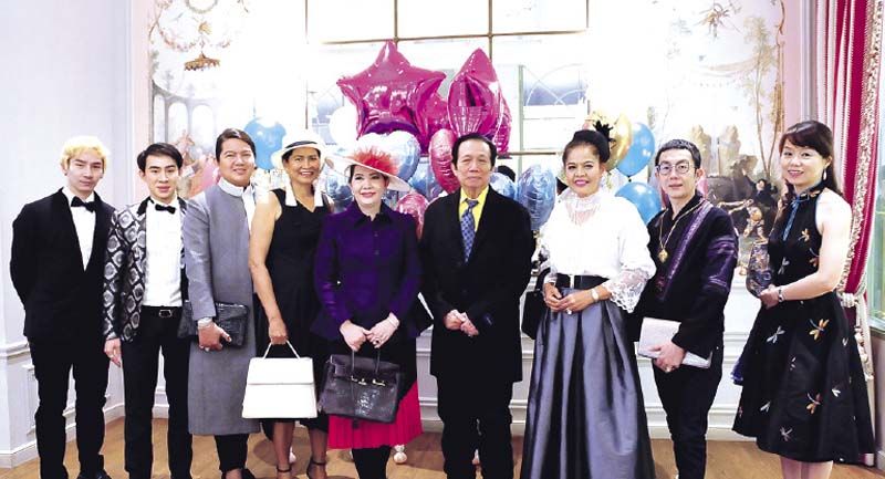 เอกรัตน์ เตชะสาน,เกียรติศักดิ์ กานดิษาคุณานนท์ , พุทธิพงษ์ เพียรเจริญ , พัฒนกิจ กูลพินิจ ถ่ายภาพเป็นที่ระลึกกับเจ้าของวันเกิด