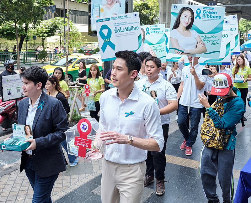 นวลพรรณ ชัยนาม และ กันต์-กันต์ กันตถาวร เดินรณรงค์พร้อมจำหน่ายโบว์สีเขียว

