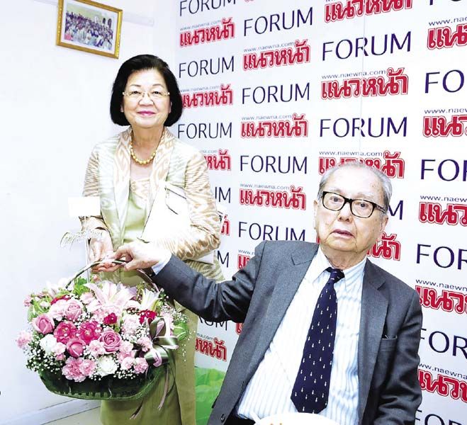 สุวิมล มหากิจศิริ  นำเช้าดอกไม้มาร่วมแสดงความยินดีกับ วาริน พูนศิริวงศ์ บอสใหญ่หนังสือพิมพ์แนวหน้า