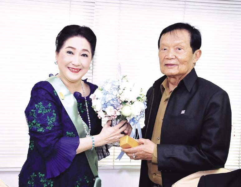 ดร.ศรภูมิ ศุขเนตร ฉายเดี่ยวนำแจกันดอกไม้มายินดีกับ ผาณิต พูนศิริวงศ์
