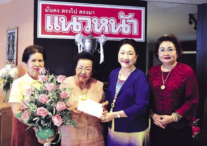 ขจิตพรรณ ไทยเพ็ชร และ ฉลวย เลขาพันธ์ ในนามสมาคมสตรีอาสาสมัครแห่งประเทศไทย ร่วมทำบุญช่วยการศึกษานักเรียน กทม. ฉลองก้าวสู่ปีที่ 39 นสพ.แนวหน้า 