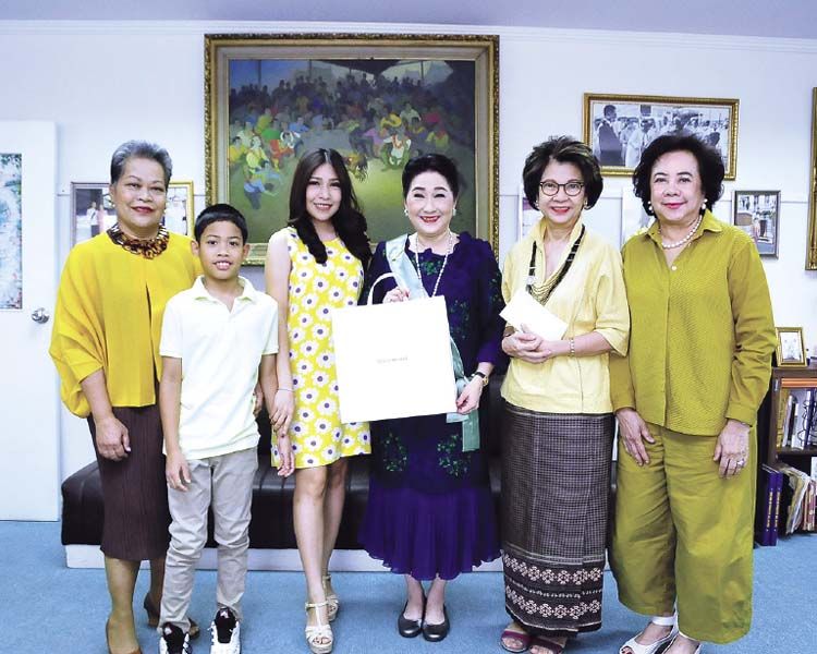 เพื่อนๆ วัฒนารุ่น 92 มี ดวงเนตร และลูกสาว ภาวรี พงษ์ไพโรจน์, ภาวิไล บุราวาศ และ อ.ดวงใจ ตั้งสง่า มาอวยพร