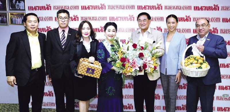 อัศวิน – ลักษมีกานต์ อิงคะกุล พ่อลูกคนเก่งแห่งมิราเคิล กรุ๊ป พร้อมทีมประชาสัมพันธ์ก็มาเช่นกัน