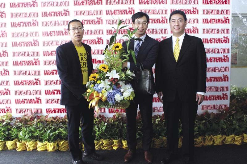 ผรณเดช พูนศิริวงศ์ กรรมการผู้จัดการหนังสือพิมพ์แนวหน้า และ เฉลิมชัย ยอดมาลัย ต้อนรับผู้แทนสถานทูตไต้หวัน